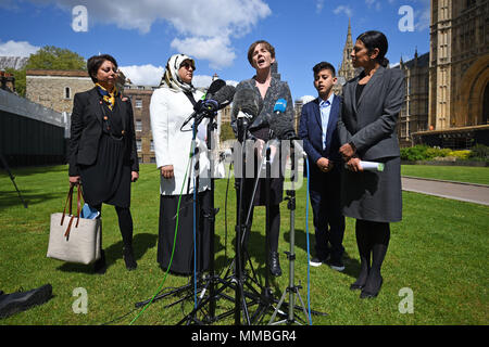 Fatima Boudchar (2. links) und ihr Sohn Abderrahim Belhaj, 14, mit Rechtsanwälten Cori Crider (Mitte) und Sapna Malik (ganz rechts) von Reprieve eine Erklärung vor dem Parlament in London. Die britische Regierung hat a&Ograve; volle und endgültige Regelung&Oacute; ehemalige libysche dissident Abdul Hakim Belhaj, Attorney General Jeremy Wright hat das Unterhaus gesagt. Stockfoto