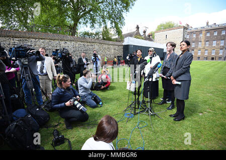 Fatima Boudchar (3. rechts) außerhalb der Häuser des Parlaments in London. Die britische Regierung hat a&Ograve; volle und endgültige Regelung&Oacute; ehemalige libysche dissident Abdul Hakim Belhaj, Attorney General Jeremy Wright hat das Unterhaus gesagt. Stockfoto