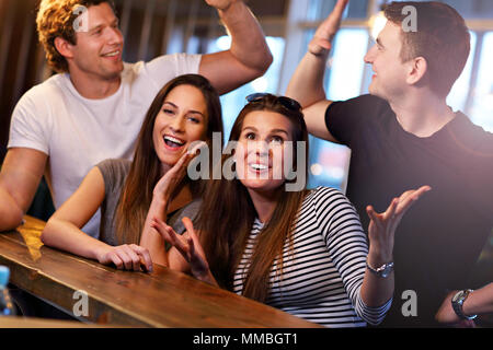 Gruppe von Freunden genießen Mahlzeit im Restaurant Stockfoto