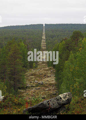 Wald Flur Gebäude der Three-Country Cairn auf der Grenze zwischen Russland, Norwegen und Finnland Stockfoto