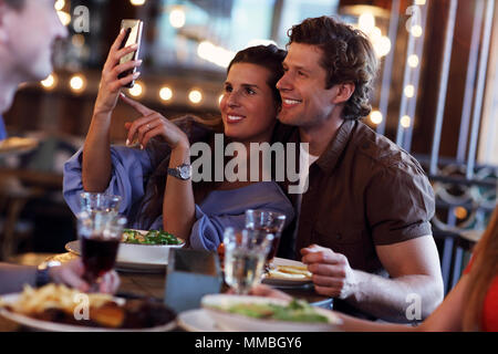 Gruppe von Freunden genießen Mahlzeit im Restaurant Stockfoto