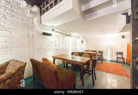 Moskau - AUGUST 2014: Das Interieur des Restaurants des Hauses Küche 'PANAEHALI' in einem Loft Stil Stockfoto