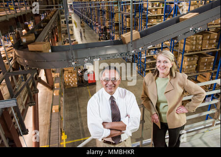 Ansicht von oben Porträt einer männlichen Hispanic American Executive in Hemd und Krawatte und einem kaukasischen Führungskraft in einer Jacke und Hose umgeben von Stockfoto