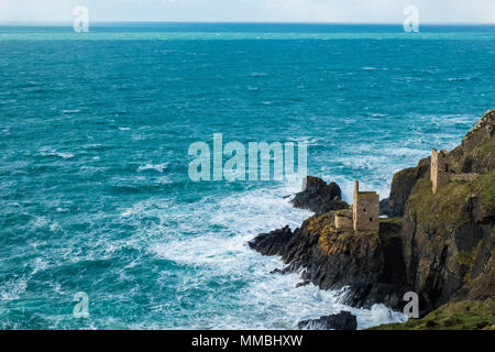Botallack Krone Gruben, Blick auf ruiniert Grubenbaue und Rad Haus auf den Klippen, mit Blick auf das Meer. Stockfoto