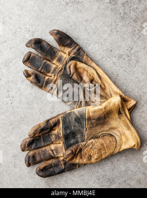 In der Nähe von ein paar verwendet Arbeitshandschuhe in einem Geschäft Stockfoto