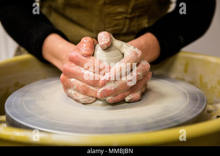 Nahaufnahme von Potter tragen Schürze auf Keramik, Ton gestalten. Stockfoto