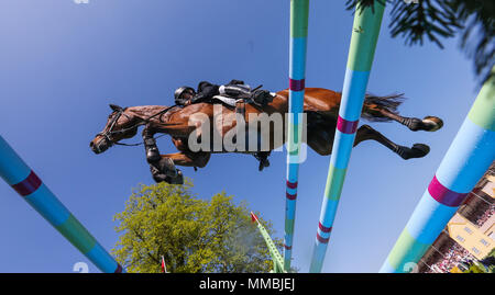 Jockey Sir Mark Todd mit Leonidas II springt der Letzte in der Runde springen bei Tag fünf der Mitsubishi Motors Badminton Horse Trials im Badminton, Gloucestershire. Stockfoto