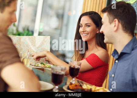 Gruppe von Touristen, die auf der Suche Auf der Karte im Restaurant Stockfoto