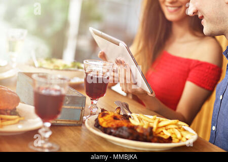 Süßes Paar auf ein Date im café Stockfoto