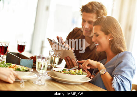 Paar auf einem Datum Süß im Restaurant Stockfoto