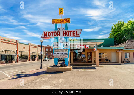 Die Arizona 9 Motor Hotel Gebäude im Sommer entlang der Route 66 in Williams, Arizona. Stockfoto