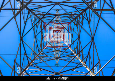 Ansicht von unten auf das metallische und symmetrischen Aufbau einer hohen Spannung elektrische Pylon, Frankreich. Stockfoto