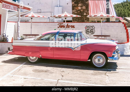 WILLIAMS, Arizona - 3. JULI 2007: Classic Pink Ford Fairlane Crown Victoria (1955) Vor parkte das Route 66 Ort und Twisters Restaurant in Willi Stockfoto