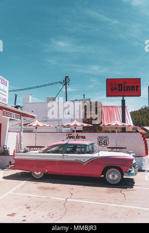 WILLIAMS, Arizona - 3. Juli 2007: Die historischen Ford Fairlane Crown Victoria (1955) Vor der Route 66 Ort und Twisters, Williams, Arizo geparkt Stockfoto