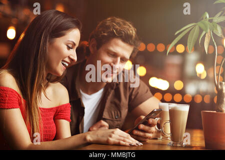 Süßes Paar auf ein Date im café Stockfoto
