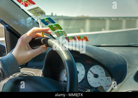 Rauchen während der Fahrt ein Auto auf der Autobahn, Innenansicht und copy Space, Frankreich. Stockfoto