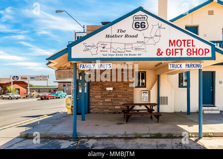 Das Star Hotel Route 66 Grand Canyon im Williams mit der Karte der Mutter Straße auf der Fassade erarbeitet. Stockfoto