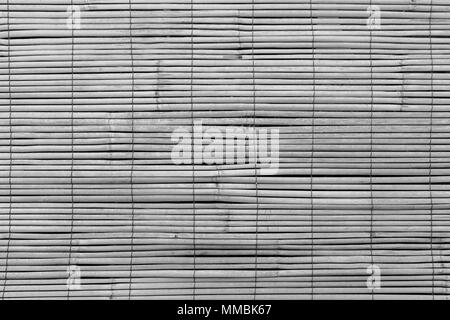 Full Frame Hintergrund des gealterten Holz Bambus Jalousien, in Asien, in Schwarz und Weiß Stockfoto