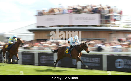 Datum der Hochzeit geritten von Sylvester De Sousa gewinnt den Britischen Hengst Bolzen E.B.F. Maiden Stakes, während Damen Tag des 2018 Boodles Mai Festival an der Rennbahn von Chester. Stockfoto