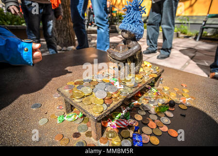 Das Bügeleisen jarnpojke Junge kleine Statue in Stockholm. Stockfoto