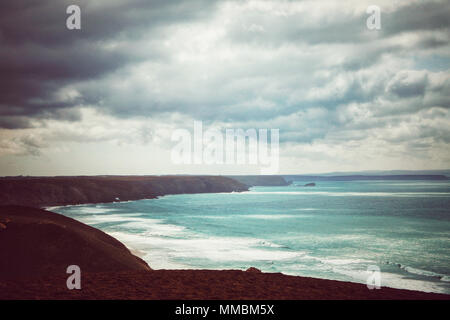 Die Nordküste von Cornwall zwischen St. Agnes und Kapelle Porth, England, UK-John Gollop Stockfoto