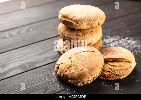 Hausgemachten Brötchen auf dunklem Hintergrund Stockfoto