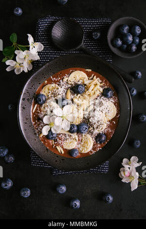 Köstlich leckeren Smoothie Schüssel mit Kakao auf dunklem Hintergrund. Ansicht von oben mit der Kopie Raum Stockfoto