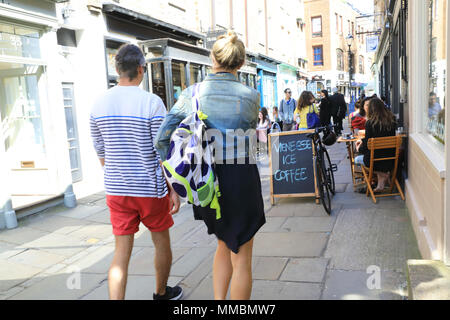 Paar zu Fuß durch die Cafés und Geschäfte auf trendige Camden Passage aus Upper Street, Islington, London, UK Stockfoto