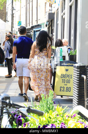 Paar zu Fuß durch die Cafés und Geschäfte auf trendige Camden Passage aus Upper Street, Islington, London, UK Stockfoto