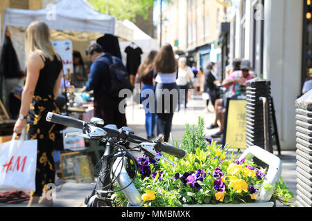 Die Cafes und Läden auf trendige Camden Passage aus Upper Street, Islington, London, UK Stockfoto