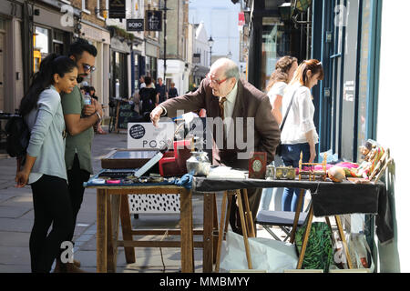 Antiquitäten auf trendige Camden Passage aus Upper Street, Islington, London, UK Abschaltdruck Stockfoto