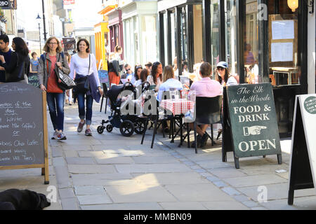 Die Cafes und Läden auf trendige Camden Passage aus Upper Street, Islington, London, UK Stockfoto