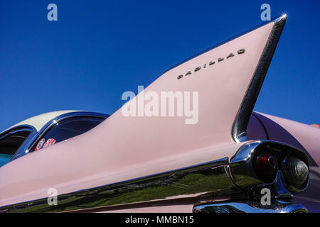 Pink Cadillac 1958 Serie 62 Cabriolet, American Classic Car Tschechische Republik Cadillac Nahaufnahme Cadillac Flügel Stockfoto