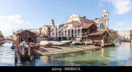 Panorama der Squero San Trovaso, Dorsoduro, einer Gondelfahrt in Venedig, Italien mit Blick auf den Rio San Trovaso mit der Kirche. Einer der wenigen Stockfoto