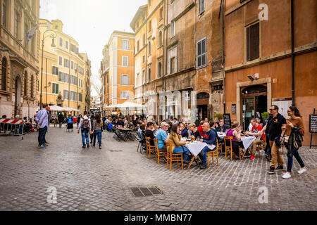 Rom, Italien, 4. März 2017: unkenntlich Menschen im koscheren Restaurant Tabellen in das historische Jüdische Viertel von Rom sitzen Stockfoto