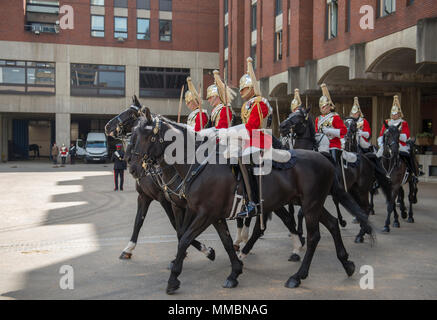 London, Großbritannien. Hinter den Kulissen'Day im Leben' der Household Cavalry Regiment" montiert. Rettungsschwimmer verlassen für tägliche Aufgaben. Stockfoto