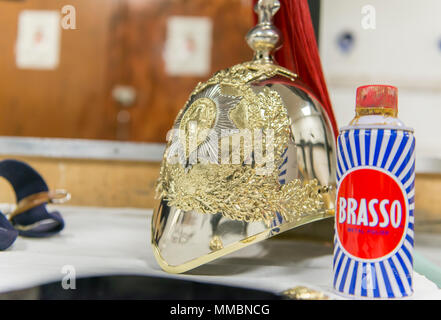 London, Großbritannien. Hinter den Kulissen'Day im Leben' der Household Cavalry Regiment" montiert. Polieren im Reinigungsraum. Stockfoto