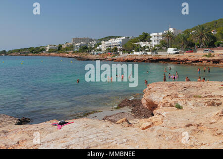 Die Bucht und der Strand Calo des Moro. San Antonio, Ibiza, Spanien Stockfoto