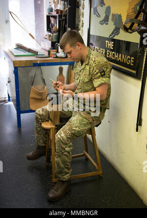 London, Großbritannien. Hinter den Kulissen'Day im Leben' der Household Cavalry Regiment" montiert. Arbeit in der Sattler Shop. Stockfoto