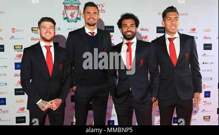 Liverpools Alberto Moreno (links), Dejan Lovren (Zweite links), Mohamed Salah, und Roberto Firmino (rechts) während der Rote Teppich Ankünfte für die 2018 Liverpool Spieler Awards in Liverpool, Liverpool. Stockfoto