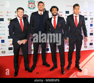 Liverpools Alberto Moreno (links), Dejan Lovren (Zweite links), Mohamed Salah, und Roberto Firmino (rechts) während der Rote Teppich Ankünfte für die 2018 Liverpool Spieler Awards in Liverpool, Liverpool. Stockfoto