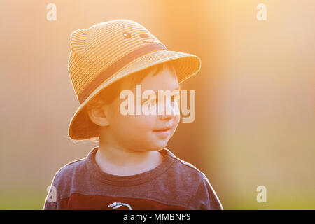 Cute Baby Boy mit Strohhut Stockfoto