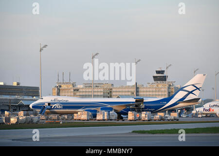 Air Bridge Cargo, ABC, Boeing, B747, B 747-800, Frachter, Dämmerung, Nacht, Flugzeuge, Flugzeug, Flugzeug, Flughafen München, München, Deutschland, Stockfoto