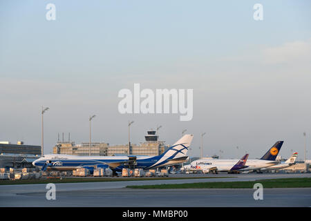 Air Bridge Cargo, ABC, Boeing, B747, B 747-800, Frachter, Dämmerung, Nacht, Flugzeuge, Flugzeug, Flugzeug, Flughafen München, München, Deutschland, Stockfoto