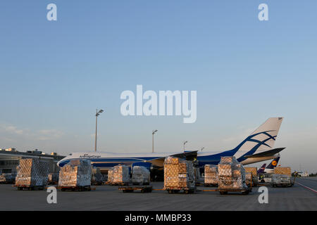 Air Bridge Cargo, ABC, Boeing, B747, B 747-800, Frachter, Dämmerung, Nacht, Flugzeuge, Flugzeug, Flugzeug, Flughafen München, München, Deutschland, Stockfoto