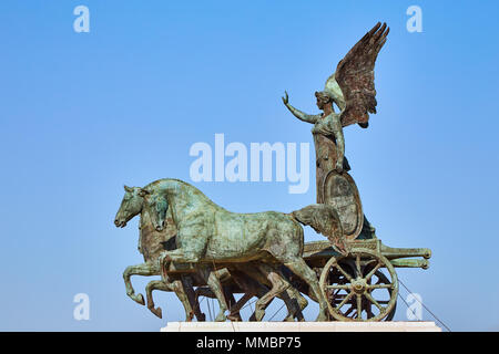 Ansicht der Nationalen Victor Emmanuel Denkmal II Übersicht metall Pferde und Engel gegen den blauen Himmel, Italien. Stockfoto