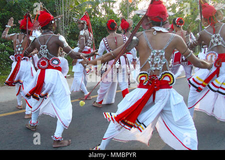 ANURADHAPURA, SRI LANKA - Januar 31, 2015: Sri Lanka Menschen die traditionellen Kandyan Dance auf der Straße in Aruradhapura Stadt während einer Traditiona Stockfoto