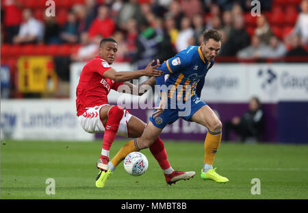 Von Charlton Athletic Ezri Konsa (links) und von Shrewsbury Town Jon Nolan Kampf um den Ball in den Himmel Wette Liga Playoff Halbfinale, Hinspiel match Im Valley, London. Stockfoto