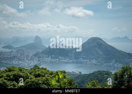 Rio De Janeiro Blick auf die Stadt vom Toop des Hügels Stockfoto