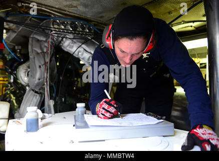 Coast Guard Petty Officer 2nd class Kelly Yost hat eine Runde in den Maschinenraum, während an Bord eines 55-Fuß-Navigationshilfen Boot, Nov. 16, 2016. Als Crewmitglied mit Aids zur Navigation Team Puget Sound, Yost und Ihre shipmates erhalten 129 Aids zur Navigation in der Puget Sound Region. Us-Küstenwache Stockfoto